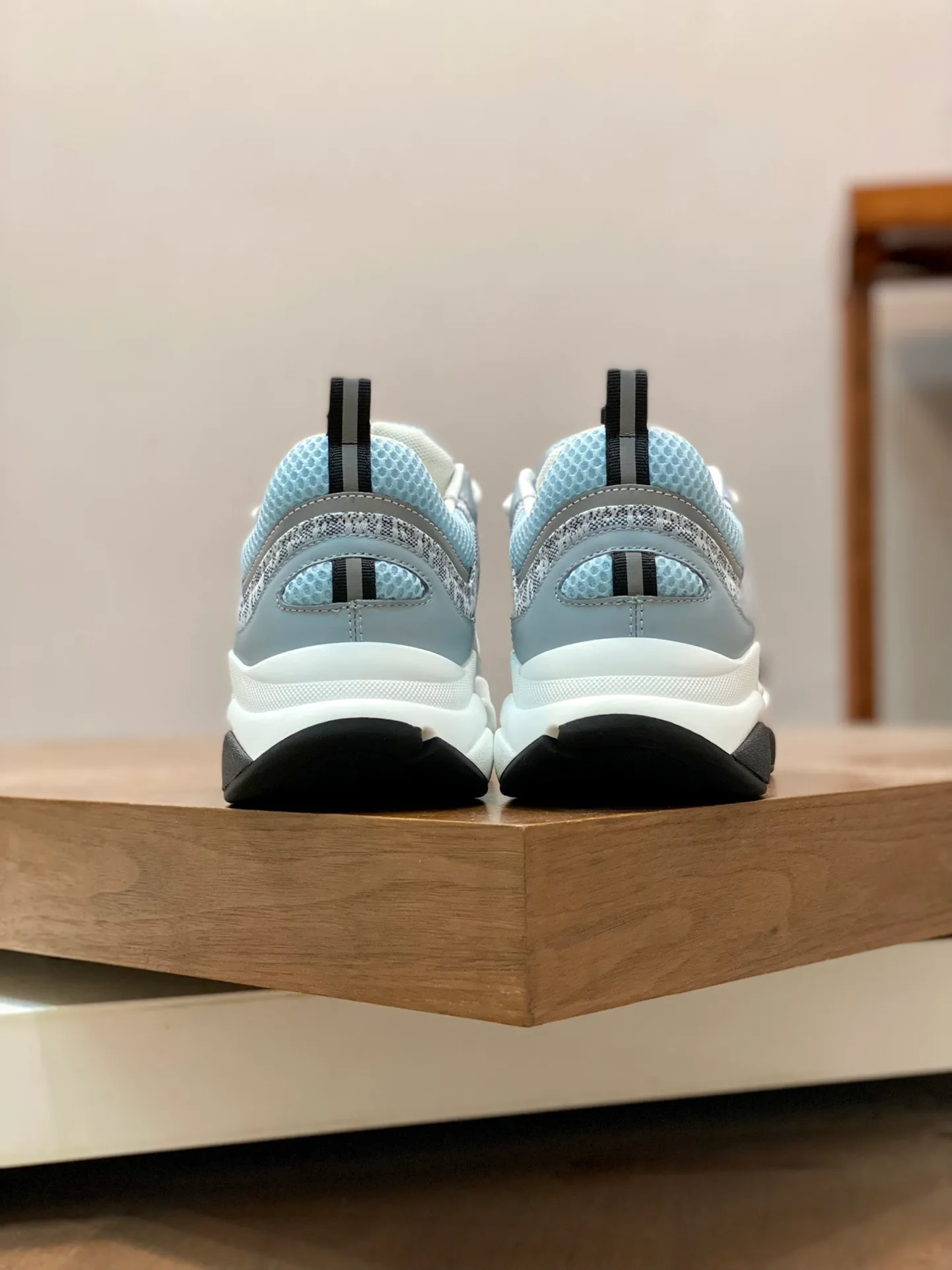 Factory price: 500💰 Dior B22 men's jogging fashion sneakers. This item draws inspiration from retro jogging shoes. It adopts a thick low-top design, with an upper made of leather and mesh fabric, and a black and white engraved rubber sole. The side is decorated with an embossed "Di~r" logo. Code number: 38-45 (38, 45, 46 can be customized)